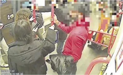  ?? Policía Nacional ?? El detenido, vestido de rojo, robando un teléfono móvil del bolsillo del abrigo de una mujer.
