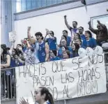  ?? FEB ?? Plantilla y cuerpo técnico recibieron el apoyo de la grada en el Municipal de Utebo durante la promoción.