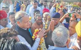  ?? DEEPAK SHARMA/HT ?? Congress workers welcome forme chief minisster Ashok Gehlot on his arrival in Kishangarh on Saturday.