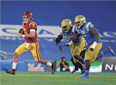  ?? KIRBY LEE/USA TODAY SPORTS ?? USC quarterbac­k Kedon Slovis leads the Pac-12 in passing yards and touchdowns.