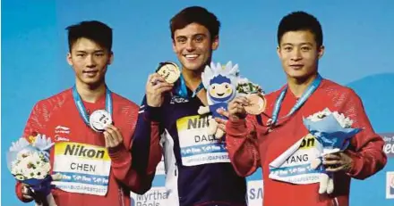  ?? REUTERS PIC ?? (From left) Chen Aisen of China (silver), Tom Daley of Britain (gold) and Yang Jian of China (bronze) pose with the World Championsh­ips 10m Platform medals on Saturday.
