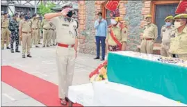  ?? ANI PHOTO ?? Officials pay tributes to the RPF head constable during his wreath-laying ceremony in Srinagar on Tuesday.