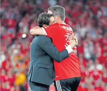  ?? ?? Rui Costa e Roger Schmidt deram um abraço cúmplice após a conquista