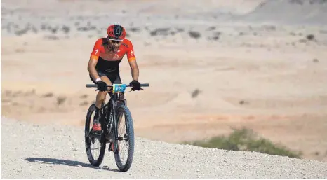  ?? FOTO: ANDREA MASCOLO ?? Alleine durch die Wüste: Daniel Gathof bei seinem Sieg in Abu Dhabi.