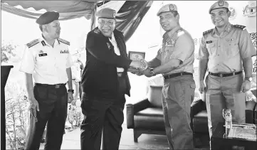  ??  ?? Azmy (second right) presents a memento to Ahmad Puzi in the presence of Ismaili (left) and Moktar.