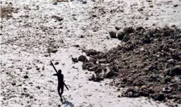  ??  ?? THE SENTINEL: A Sentineles­e aims his bow and arrow at a Coast Guard helicopter in 2004