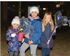  ?? FOTO: ANDREAS ENGEL ?? St. Martin in Corona-Zeiten: Viviana, Luana und Julie waren in Heusweiler mit den Eltern am Markt unterwegs.