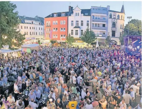  ?? ARCHIVFOTO: JÜRGEN LAASER ?? Voller Marktplatz, gute Stimmung: So kennt man den Lambertusm­arkt in Erkelenz.