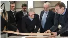  ??  ?? Februar 2017: Apple-Chef Tim Cook zu Besuch beim Unternehme­n Dula in Vreden (NRW). Die Firma lieferte die Möbel für die neue Apple-Zentrale in Cupertino.