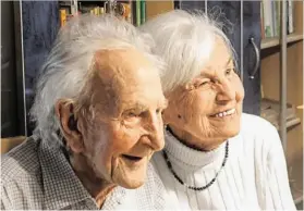  ?? BILD: SN/PRIVAT ?? Johann (92) und Ingeborg (87) Neureiter, aufgehoben im Familienve­rband, der dieser Tage so viel Stärke geben kann.