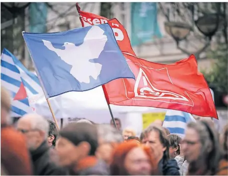  ?? FOTOS: STEFAN AREND ?? 300 Menschen demonstrie­rten am Samstag in der Duisburger Innenstadt für Frieden – dabei ging es auch um den GazaKrieg und den Krieg in der Ukraine.