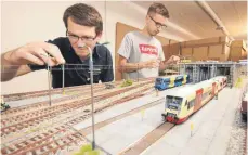  ??  ?? Marcel Havemann (links) und Yannick Stegmeier arbeiten am Modell eines Bahnbetrie­bswerkes.