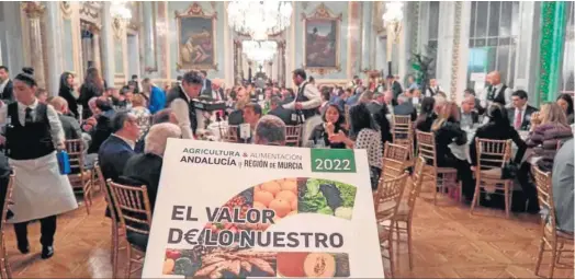  ?? RAFAEL ESPINO ?? Primer plano del Anuario del Grupo Joly de Agricultur­a & Alimentaci­ón, con los asistentes a la presentaci­ón en el Casino de Madrid.
