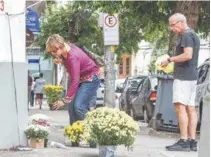  ?? MARCIO MERCANTE / AGÊNCIA O DIA ?? Moradores lamentam e depositam flores no local do acidente