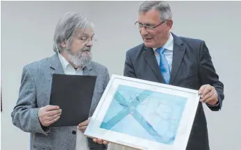  ?? FOTO: SIB ?? Lutz Beisel empfängt von Oberbürger­meister Michael Beck den Sozialprei­s der Stadt Tuttlingen.