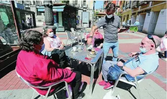  ?? EFE ?? Varias personas, con la mascarilla obligatori­a puesta, en una terraza de Valladolid