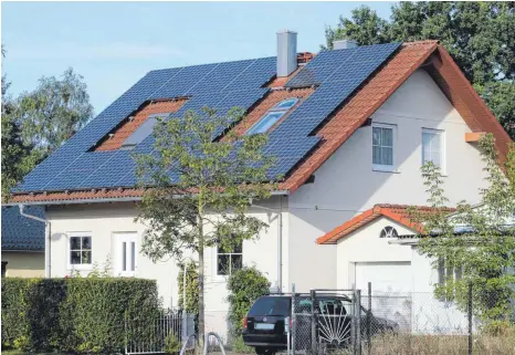  ?? FOTO: NESTOR BACHMANN/DPA ?? Im Schnitt wird rund ein Drittel des Stroms der Photovolta­ikanlage auf dem Hausdach auch im Haushalt verbraucht.