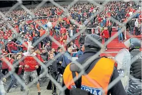  ?? JUAN M FOGLIA ?? Distintas versiones. Para los hinchas, empezó la Policía.