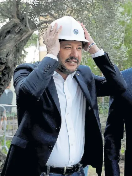  ?? REUTERS ?? Figura. El ministro del Interior, Matteo Salvini, durante la demolición de una vivienda en Roma.