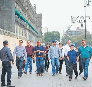  ?? /MAURICIO-HUIZAR ?? Tras la masacre de la familia Lebarón, AMLO se comprometi­ó a entregar varias obras. En la imagen, Julián Lebarón en Palacio Nacional en 2019