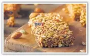  ??  ?? Dry fruits can be turned into granola bars