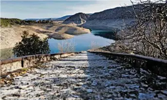  ??  ?? Au pied du barrage d’Entrepeñas, les réserves d’eau sont passées au-dessous de 9% de leur capacité.