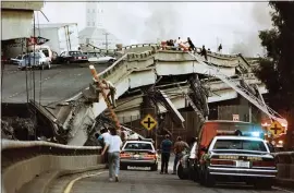  ?? STAFF FILE PHOTO ?? The Interstate 880-80 interchang­e in Oakland collapsed during the Loma Prieta earthquake on Oct. 17, 1989.