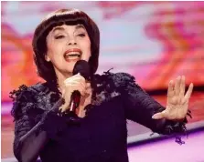  ??  ?? MIREILLE MATHIEU 72, Schlagerst­ar Eine schwere Hüftarth‑ rose macht ihr ziemlich zu schaffen. Eine OP lehnt sie aber aus Angst vor Komplikati­onen ab