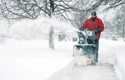  ?? TERRENCE ANTONIO JAMES/CHICAGO TRIBUNE ?? Jerry Lavery plows the sidewalk in front of his neighbor’s house on 165th Place in Tinley Park.