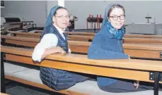  ?? SZ-FOTO: EIS ?? Schwester Marzella (l.) und Schwester Katharina-Maria laden zum Friedensge­bet in die Vinzenzkir­che ein.