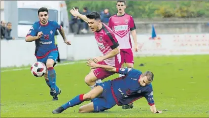  ?? FOTO: MIREYA LÓPEZ ?? A medio camino Iturraspe, autor del gol del Amorebieta, corta un avance de un jugador de la Gimnástica