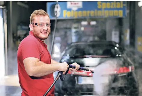  ?? RP-FOTO: STEPHAN KÖHLEN ?? Sonderrund­en in der Kühlabteil­ung des Supermarkt­es drehen? Oder einfach mal öfter das Auto waschen? Die Mitarbeite­r von „Willi’s Waschstraß­e“freuen sich jedenfalls derzeit über ihren feucht-kühlen Arbeitspla­tz.