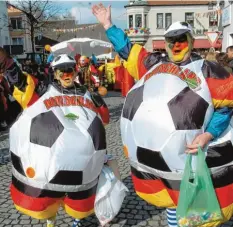  ??  ?? Die zweite Fußball‰WM in Deutschlan­d war das Motto dieser Gruppe beim Faschings‰ umzug in Burgau im Jahr 2006. Es sollte ein „Sommermärc­hen“werden.