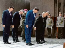  ?? Foto: ČTK ?? Pieta Česká delegace s premiérem a předsedy obou komor parlamentu se sklání před věčným plamenem v památníku SNP v Banské Bystrici.