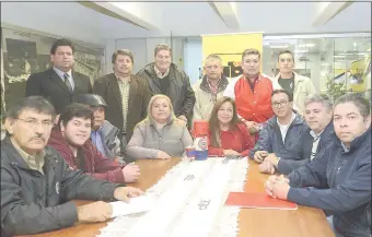  ??  ?? Dirigentes de bases de la ciudad de Luque, liderados por Nicolás González (anteojos) y Arturo Amarilla (1º de la der.), visitaron la redacción de ABC Color.