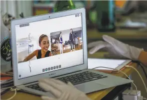  ?? Photos by Gabrielle Lurie / The Chronicle ?? Beckman, top, is a 25-year-old freelance dancer/ choreograp­her who trained at the S.F. Ballet School. She chats with students, above, during her virtual class.