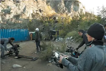  ??  ?? Pour les besoins du scénario, les producteur­s et le réalisateu­r de The Hummingbir­d Project ont arpenté le Québec pour trouver une falaise qu’ils ont finalement dénichée près de Thetford Mines.