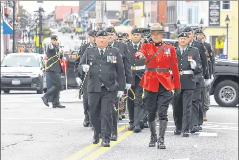  ?? TINA COMEAU ?? Major Murray Roesler and RCMP Staff Sergeant Michel Lacroix lead a march of the 84th Independen­t Field Battery to the town hall in Yarmouth during a Sept. 29 Freedom of the Town ceremony.