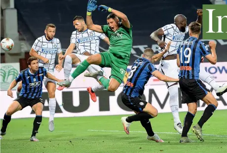  ?? (LaPresse) ?? Acrobazia
Gollini esce a vuoto, D’Ambrosio anticipa il compagno De Vrij e segna il primo gol dell’Inter contro l’Atalanta