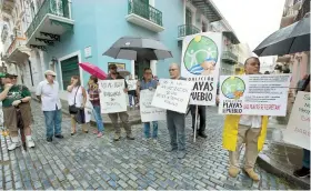  ??  ?? Los manifestan­tes se reunieron ayer con un asesor del gobernador.