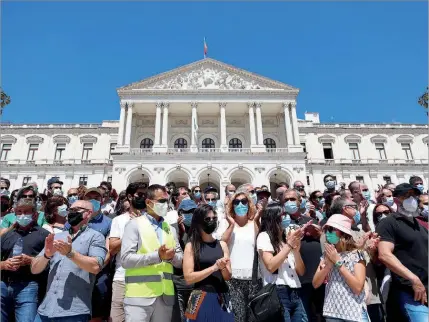  ??  ?? Cerca de duas centenas de inspetores do SEF protestara­m no Parlamento durante debate de extinção do serviço