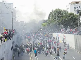  ?? RTR ?? Avanzada.
Una columna toma un túnel en la capital ecuatorian­a.