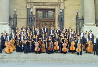  ??  ?? Schierati I professori della Mav, fondata nel 1945 a Budapest come orchestra delle ferrovie