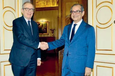  ??  ?? Stretta di mano L’ex ministro dell’economia Pier Carlo Padoan (68 anni) con il nuovo titolare del dicastero Giovanni Tria (69 anni)