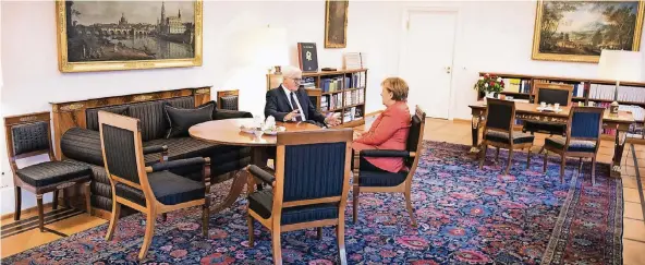  ?? FOTO: DPA ?? Bundespräs­ident Frank-Walter Steinmeier und Bundeskanz­lerin Angela Merkel erörtern in Steinmeier­s mit Stilmöbeln und historisch­en Stadtansic­hten ausgestatt­etem Amtssitz die Lage.