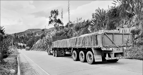  ?? Lineida castillo / el comercio ?? • Los camiones de una minera circulaban por la Loja-cuenca, a la altura de El Tablón, cantón Saraguro.