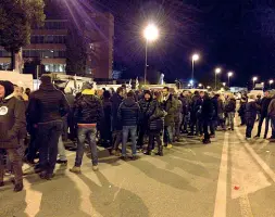  ??  ?? I manifestan­ti no Bolkestein davanti alla sede Rai in Largo De Gasperi