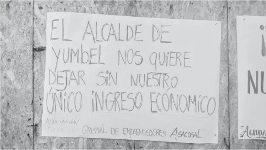  ??  ?? CON CARTELES artesanos del sector El Sendero de Los Saltos que fueron notificado­s de su desalojo han expresado su molestia contra el municipio de Yumbel.