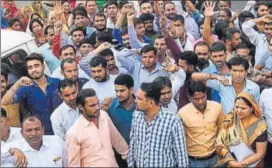  ?? HT PHOTO ?? BJP workers from Bagru assembly seat protest against a probable candidate of the party, outside a hotel in Jaipur on Monday.