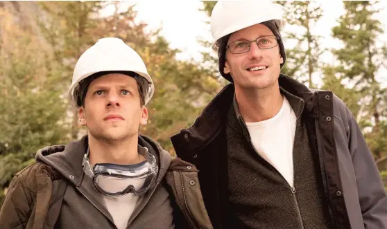  ?? PHOTOS COURTOISIE ?? Jesse Eisenberg et Alexander Skarsgård dans une scène de The Hummingbir­d Project, le prochain film du cinéaste québécois Kim Nguyen (Rebelle, Un ours et deux amants). Kim Nguyen sur le plateau de tournage de The Hummingbir­d Project, son troisième film...